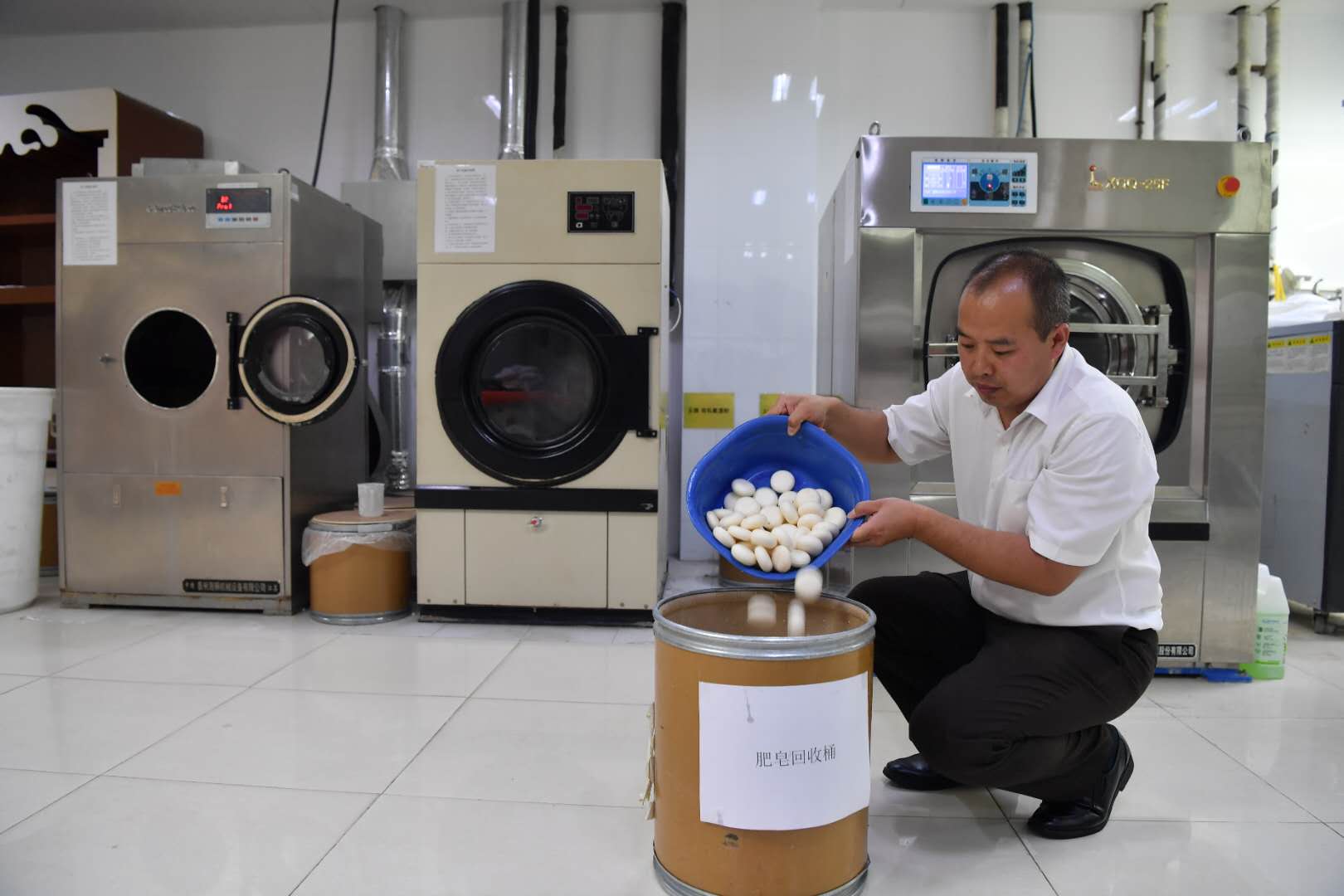 北京人卫酒店回收客人用剩的小香皂，制成洗衣液便于二次利用。